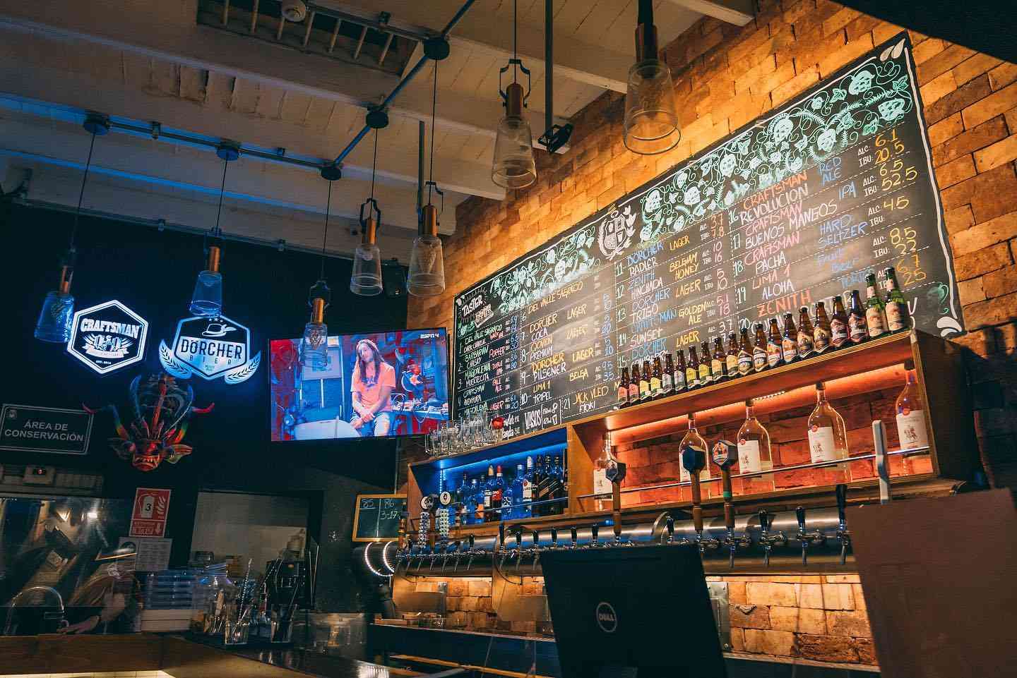 Interior del Restobar La Cervecería en Miraflores