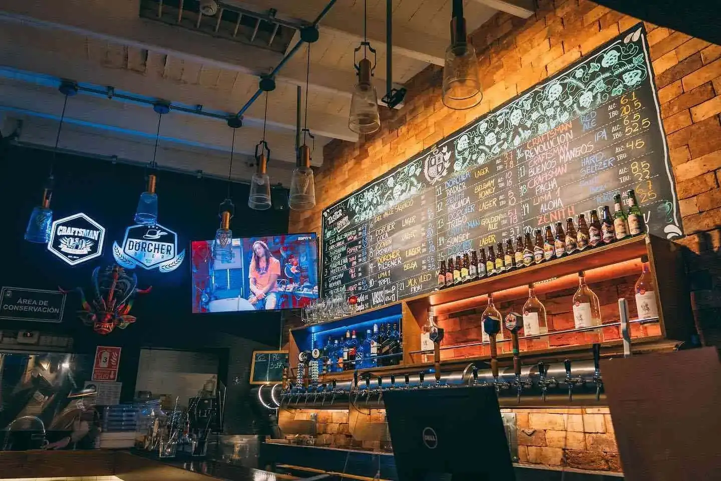 Interior del Restobar La Cervecería en Miraflores