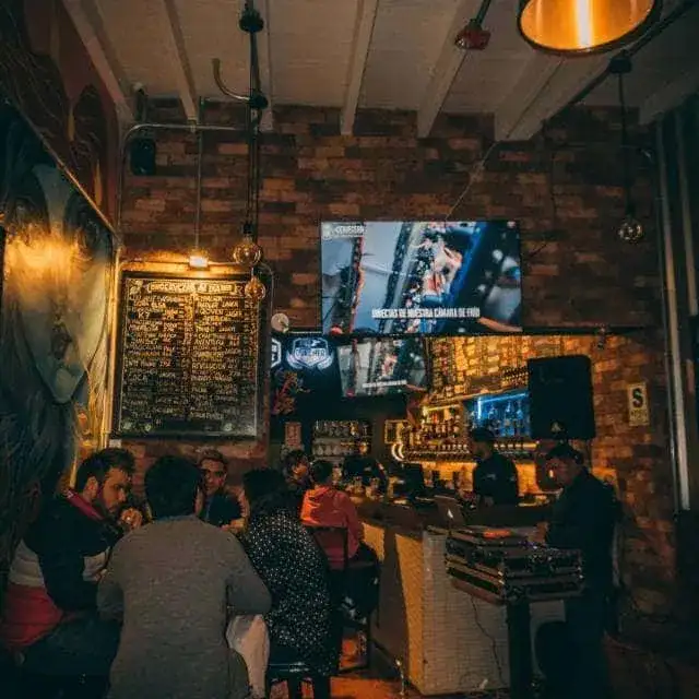 Entrada y letrero luminoso de La Cervecería Restobar en Miraflores